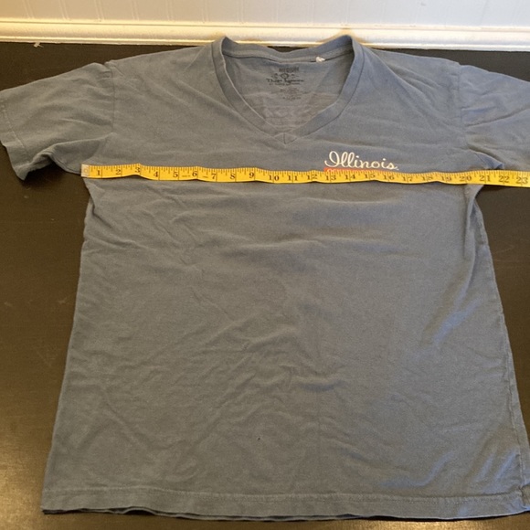 University of Illinois v neck Oskee wow wow tribal 100% cotton t shirt M - Picture 6 of 8